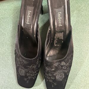 Indeed ladies 10 black emboss heels